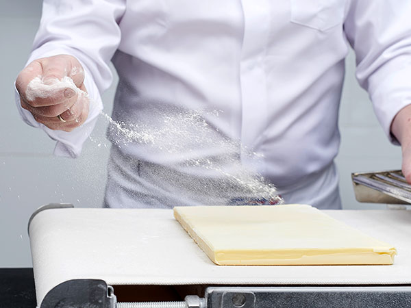 Beurre doux Plaque 1kg 84% M.G. - Beurre Lescure - Beurre AOP Charentes  Poitou – Recette Lescure – recette boulanger pâtissier